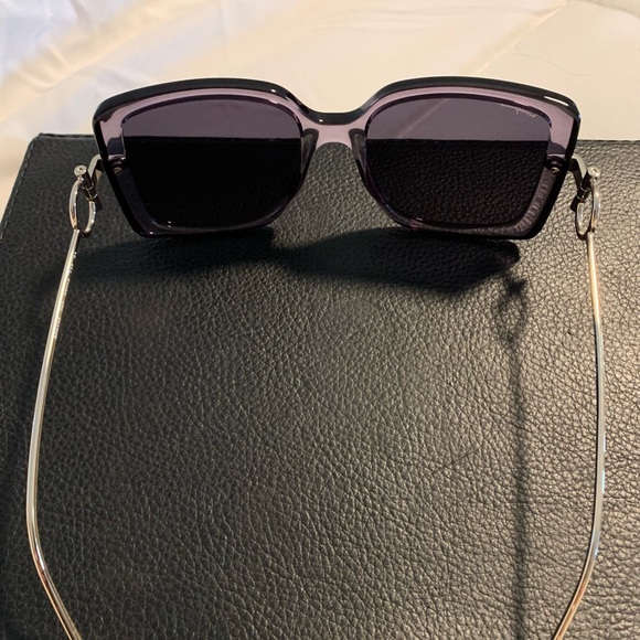 💜SOLD💜GORGEOUS SALVATORE FERRAGAMO SUNGLASSES - Picture 3 of 7